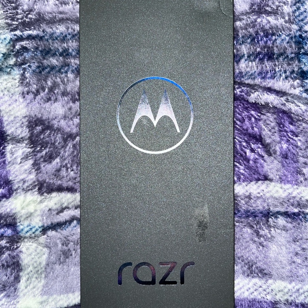 Like new + unlocked Moto Razr 2024 (256GB) & Temper glass phone case!!
